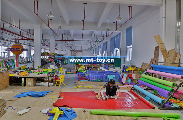 爱飞儿童游乐设备工厂一角图片3